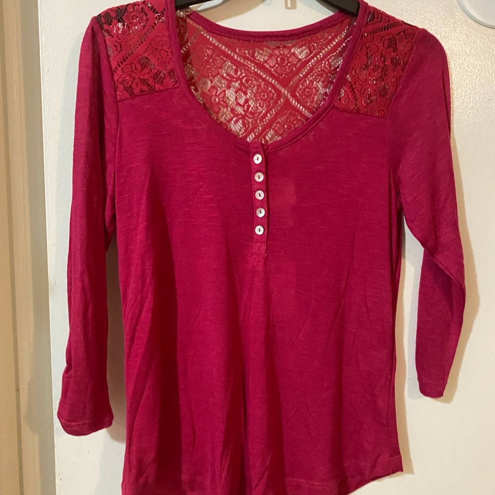 3/4 length sleeve top, with lace detail.